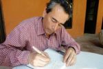 Evelio Rosero_firmando